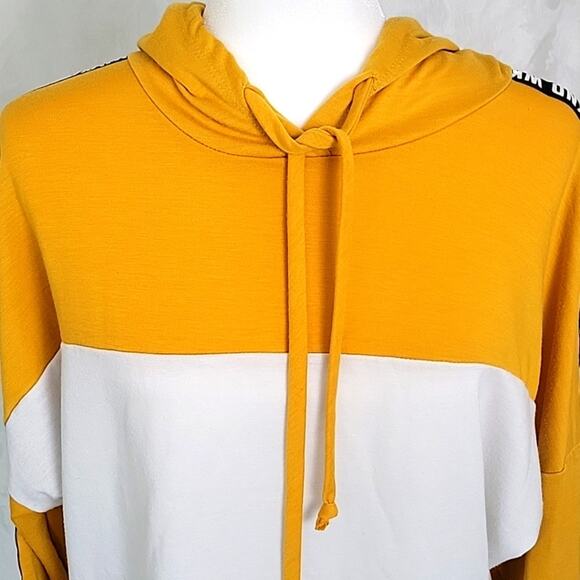 Queen Bees Women Weekend Mustard Yellow Cropped Hoodie Sweatshirt Size Large - Picture 6 of 9